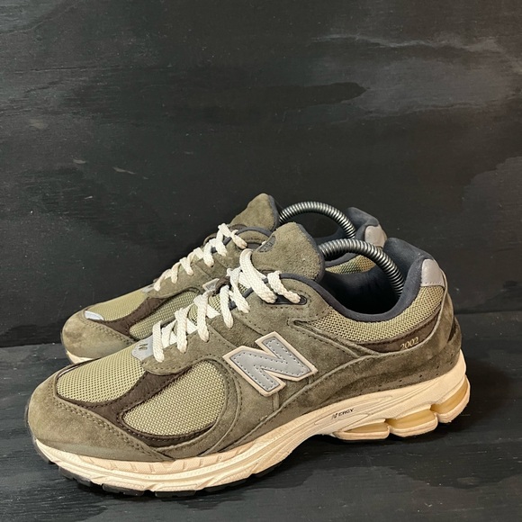 New Balance 2002R Men’s Size 8.5 Dark Camo Green Brown Olive White Sneakers - Picture 2 of 8